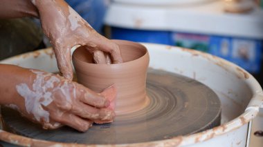 Tekerlek üzerinde sünger olan yumuşatıcı kil çömlek.