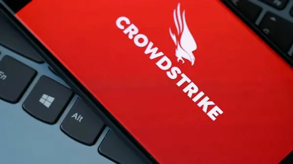 Pencere laptoplu kalabalık logosu. Jakarta, 20 Temmuz 2024.