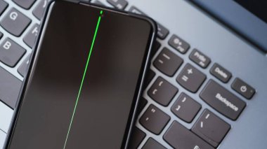 Akıllı telefon ekranında yeşil bir çizgi belirir.