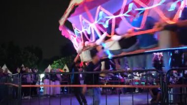 Ombak Banyu, gece pazarındaki gezintilerden biri. Operasyonları insan emeği ile yürütülürken, bu gezinti esnasında, memurlar akrobasi de yaptılar. Jakarta, 27 Ağustos 2027.