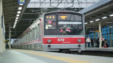 Manggarai istasyonundan kalkan banliyö trenleri. Jakarta, 27 Ağustos 2024.