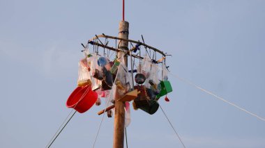 Endonezya Cumhuriyeti 'nin bağımsızlığı anısına Areca Nut tırmanma yarışmasında asılan eşyalar. 17 Ağustos 2024.