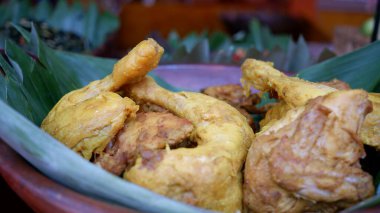 Sarı soslu kızarmış tavuk..