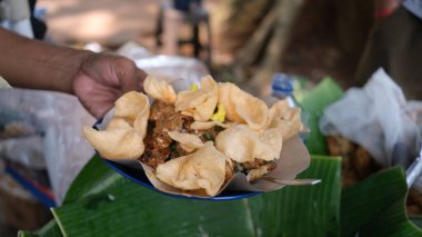 Bir tabak Pecel. Pecel geleneksel bir fıstık soslu Java salatasıdır, genellikle pilav, lontong ya da ketupat ile yenir. Hazırlığının sadeliği ve ucuz fiyatı.