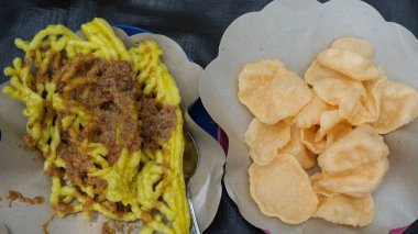 Fıstık soslu sarı krakerler. Sarı krakerler pirinç unu ve hindistan cevizi sütünden yapılmış, sonra da sarı renklerle tatlandırılmış bir krakerdir..