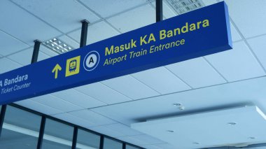 Jakarta 'daki havaalanı trenine bir işaret. Manggarai İstasyonu, 9 Ekim 2024. 