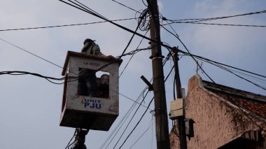 PJU-TS.PJU-TS ya da PJU-TS 'yi inceleyen bir elektrik memuru Penerangan Jalan Umum Tenaga Surya' dır. Tangerang, 21 Eylül 2024.