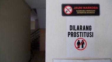 Dilarang Fahişesi ya da Fuhuş belirtileri bir handa yasaklanmıştır..