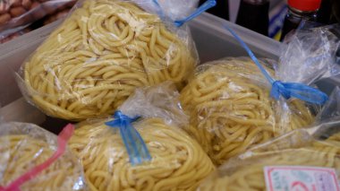 Geleneksel pazarda taze erişte satılıyor..