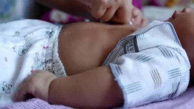 Ragunan 'daki Jakarta hayvanat bahçesine yaptıkları ziyarette kendilerini ifade eden Orangutanlar.