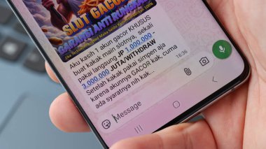 Bilinmeyen insanlardan WhatsApp 'a online oyun ya da kumara katılmaları için mesaj. Jakarta, 18 Aralık 2024.