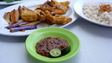 Tavuk menüsünü tamamlamak için bir tabak acı biber ezmesi ve Nasi Uduk 'la kızarmış tofu. Endonezya yemekleri.