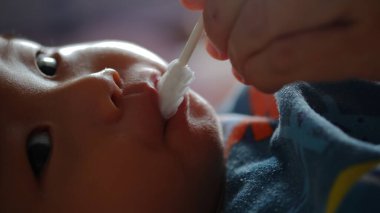 Bir bebek ağız ve dilini temizletmek için bebek temizleyicisi kullanıyor. Jakarta, 7 Ocak 2025.