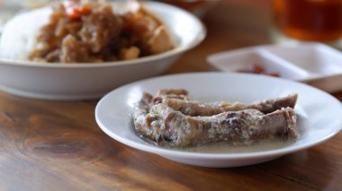 Gudeg Ceker Ayam veya Gudeg Chicken Feet. Gudeg, Yogyakarta şehrinden geleneksel bir yemektir. Hindistan cevizi sütü ve palmiye şekeriyle pişirilmiş kaya meyvesinden yapılır..