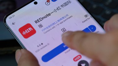 Bir akıllı telefona REDNote Uygulaması yükleniyor. Jakarta, 16 Ocak 2025.