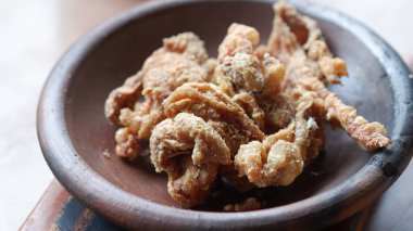 Kil tabakta kızarmış tavuk derisi..