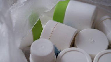 Güzellik kremleri üretmek için kullanılan geri dönüştürülmüş boş konteynırlar