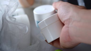 Güzellik kremleri üretmek için kullanılan geri dönüştürülmüş boş konteynırlar