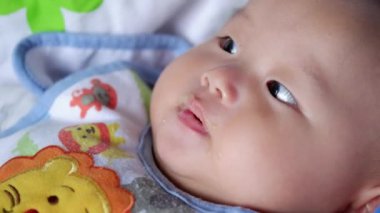 6 aylık Asyalı bir bebek ilk kez katı yiyecekler yiyor..