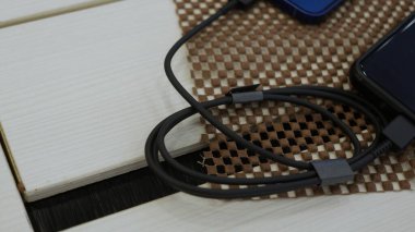 Veri kablosu kullanarak eski telefondan yeni telefona veri aktar. 