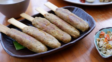 Sate Lilit Endonezya 'da, Bali mutfağından türemiş bir satay çeşididir. Bu satay kıyma, balık, tavuk, sığır eti ve rendelenmiş hindistan cevizi karışımından yapılır..