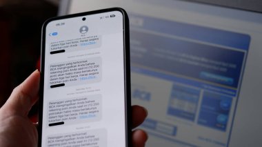 SMS dolandırıcılığı müşterileri sahte BTS kullanarak BCA Bankası 'nda son kullanma tarihlerini dolduracak takas noktalarına davet ediyor. Jakarta, 6 Mart 2025