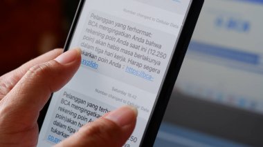 SMS dolandırıcılığı müşterileri sahte BTS kullanarak BCA Bankası 'nda son kullanma tarihlerini dolduracak takas noktalarına davet ediyor. Jakarta, 6 Mart 2025