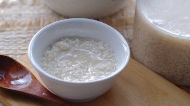  Shio Koji, besinlerdeki umami ve zenginliği (beş temel tattan biri) terbiye etmek, yumuşatmak ve geliştirmek için kullanılan doğal bir baharattır. Pirinç kojisinden yapılmış, tuzlu mayalanmış..