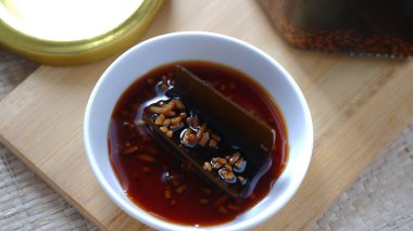 Shio Koji ile Japon Mentsuyu mayalanmış pirinç salamurası ve kurutulmuş deniz yosunu..