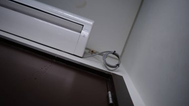 Odanın kapısına su damlasın diye havalandırma sızdırıyordu..