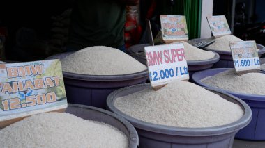 Piyasada farklı fiyatlarda çeşitli pirinç türleri var. Jakarta, 26 Nisan 2025.