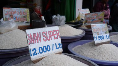 Piyasada farklı fiyatlarda çeşitli pirinç türleri var. Jakarta, 26 Nisan 2025.