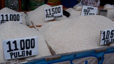 Piyasada farklı fiyatlarda çeşitli pirinç türleri var. Jakarta, 26 Nisan 2025.