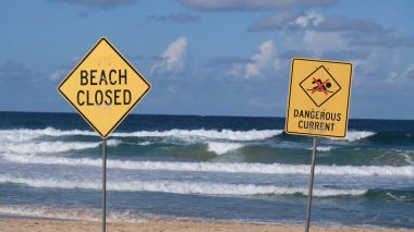 Kapalı plajlar ve yüksek dalgalar nedeniyle yüzmek yasak..