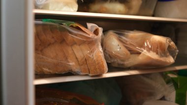 Eskimiş plastik poşetteki ekmek kalıpların büyümesini önlemek için buzdolabında saklanıyor..