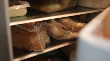 Eskimiş plastik poşetteki ekmek kalıpların büyümesini önlemek için buzdolabında saklanıyor..