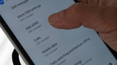 Android akıllı telefonuna ESIM ekleme seçeneği. Jakarta, 9 Mayıs 2025.