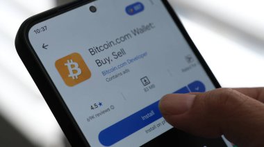 Akıllı telefondan BitCoin uygulaması yükleniyor. Jakarta, 6 Mayıs 2025.