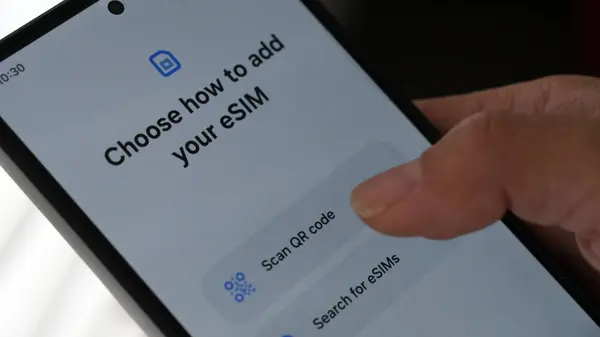 Android akıllı telefonuna ESIM ekleme seçeneği. Jakarta, 9 Mayıs 2025.