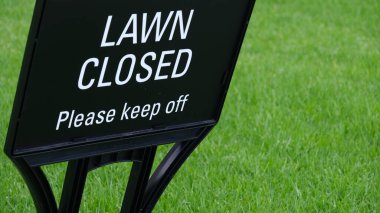 Dikkat, çim alanı kapalı ve yaklaşmayın..