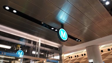 Sydney Metro treninin M logosu. Sydney, 3 Mayıs 2025.