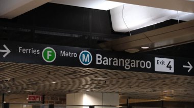 Sydney Metro treninin M logosu. Sydney, 3 Mayıs 2025.