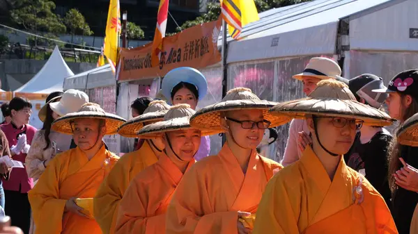 Budist rahibeler Buda 'nın doğum günü partisinde kuyruğa girerler. Sydney, 3 Mayıs 2025