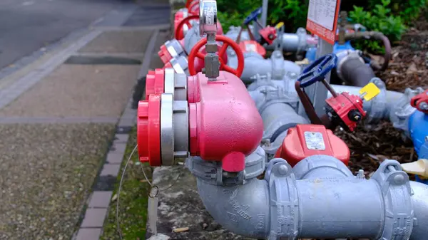 Ticari binanın yan tarafındaki kompleks yangın muslukları, vanalar ve anahtarlar. Sydney, 10 Mayıs 2025.