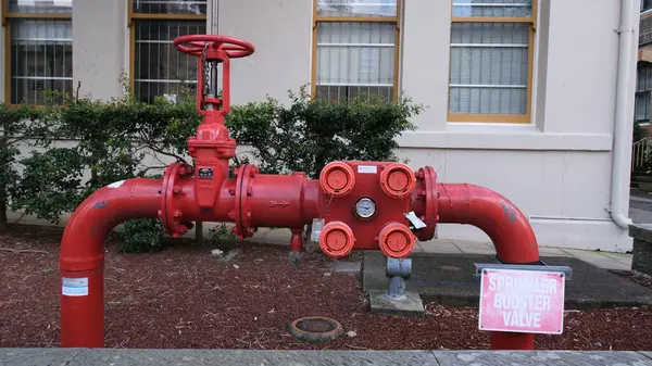 Ticari binanın yan tarafındaki kompleks yangın muslukları, vanalar ve anahtarlar. Sydney, 10 Mayıs 2025.