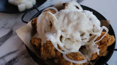 Plastikteki kullanılmış pillerin bir kısmı sızdırılmış. Sydney, 30 Mayıs 2025.