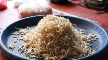 Geleneksel pazarda plastik tepside taze fasulye filizi satılır..