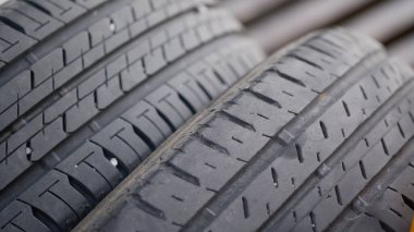 Eskimiş eski araba lastikleriyle yeni lastikleri karşılaştıralım.