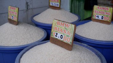 Piyasada farklı fiyatlarda çeşitli pirinç türleri var. Jakarta, 26 Nisan 2025.