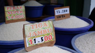 Piyasada farklı fiyatlarda çeşitli pirinç türleri var. Jakarta, 26 Nisan 2025.